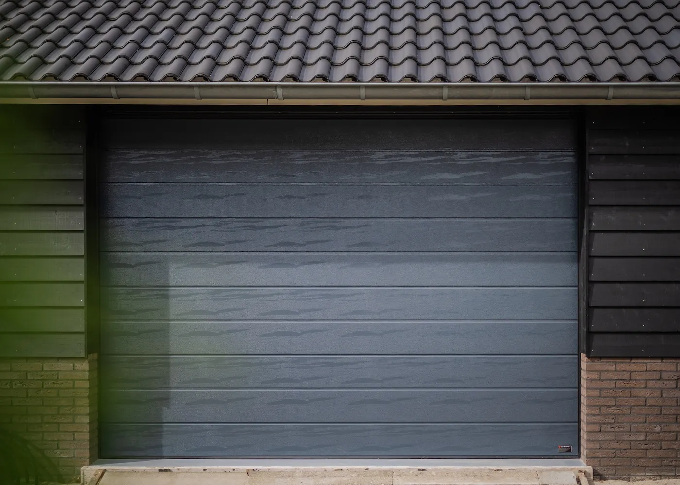 Projecten_Garagedeurmethoutnerfstructuurenhorizontalebelijning5_1400x1000